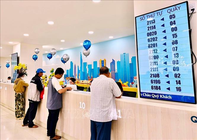 Người dân đi khám hiện không cần cầm theo giấy tờ mà toàn bộ được tích hợp thông minh trên các ứng dụng khám chữa bệnh. (Ảnh: Ánh Tuyết/TTXVN)